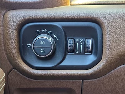 2019 RAM 1500 Laramie Crew Cab 4x4 5'7" Box
