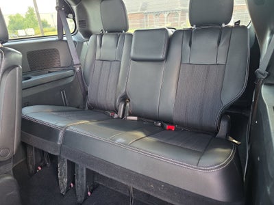 2016 Chrysler Town & Country S