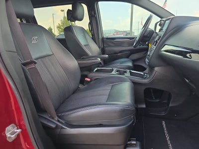 2016 Chrysler Town & Country S